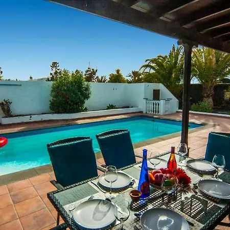 Villa Puerto Del Carmen Sleeps 6 With Pool And Air Con *