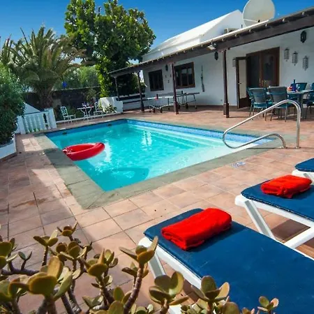 Puerto Del Carmen Sleeps 6 With Pool And Air Con