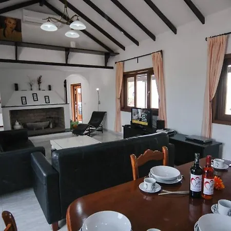 Puerto Del Carmen Sleeps 6 With Pool And Air Con *