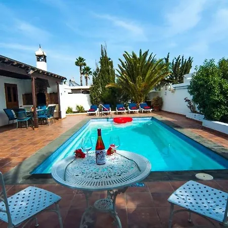 Puerto Del Carmen Sleeps 6 With Pool And Air Con